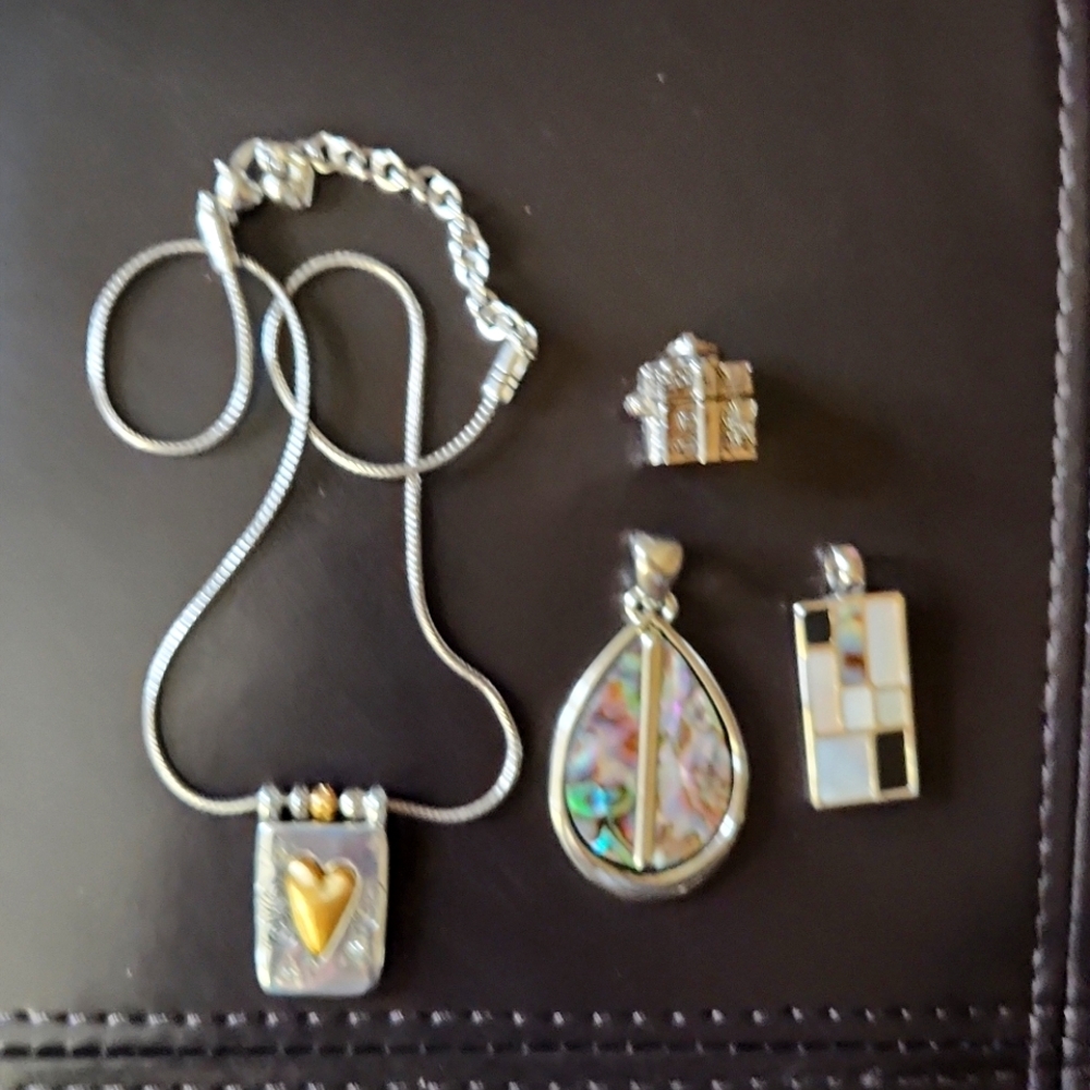 One lot of jewelry pendant and necklace.